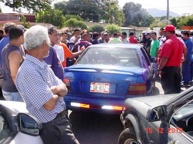 Planton de txistas frente al cementerio de Granada, bloquean Panamericana